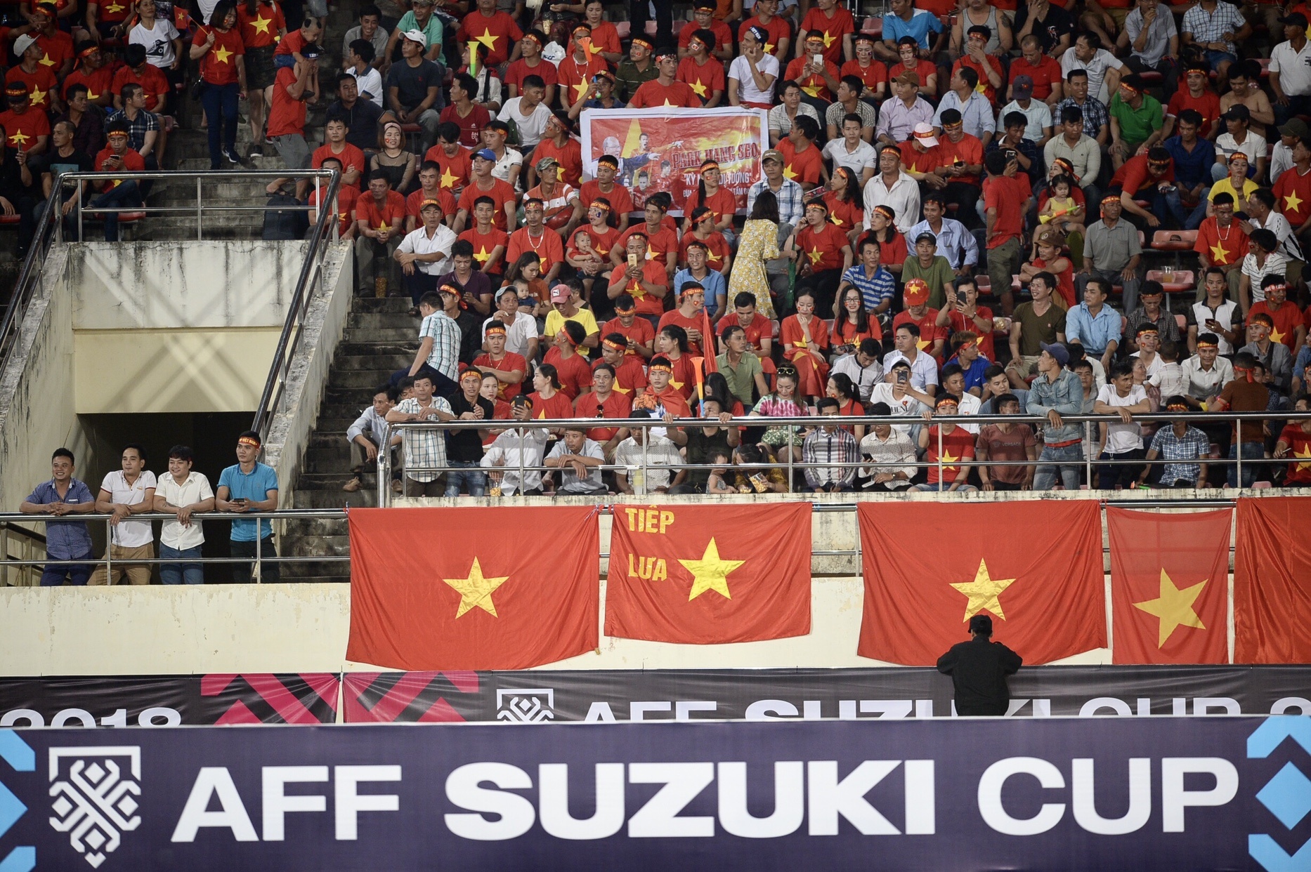 Đội tuyển Việt Nam, AFF Cup 2018, Lào vs Việt Nam, cổ động viên ảnh 5 Doi tuyen Viet Nam, AFF Cup 2018, Lao vs Viet Nam, co dong vien anh 5