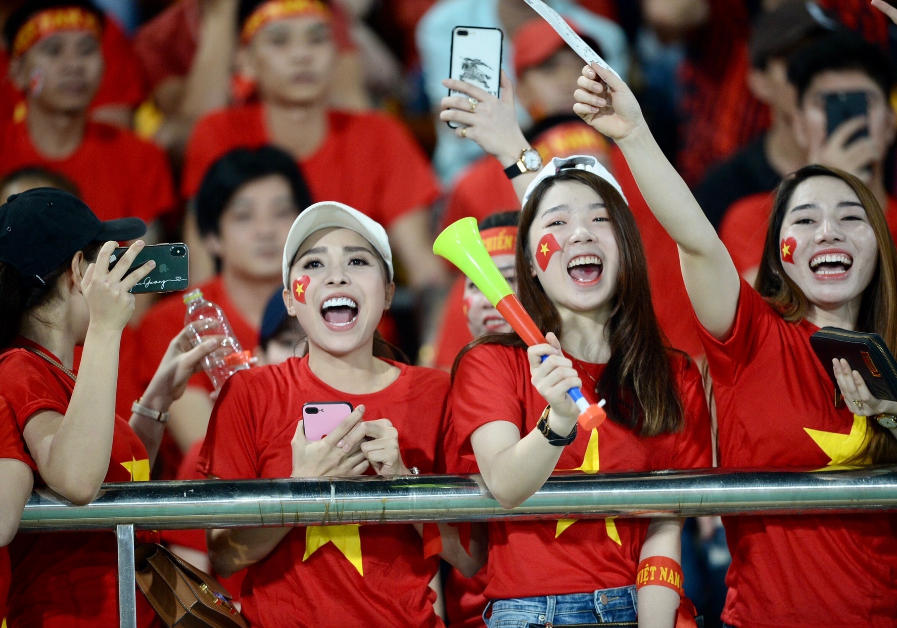 Phong vien nuoc ngoai ne so dan CDV Viet Nam cuong nhiet tren dat Lao hinh anh