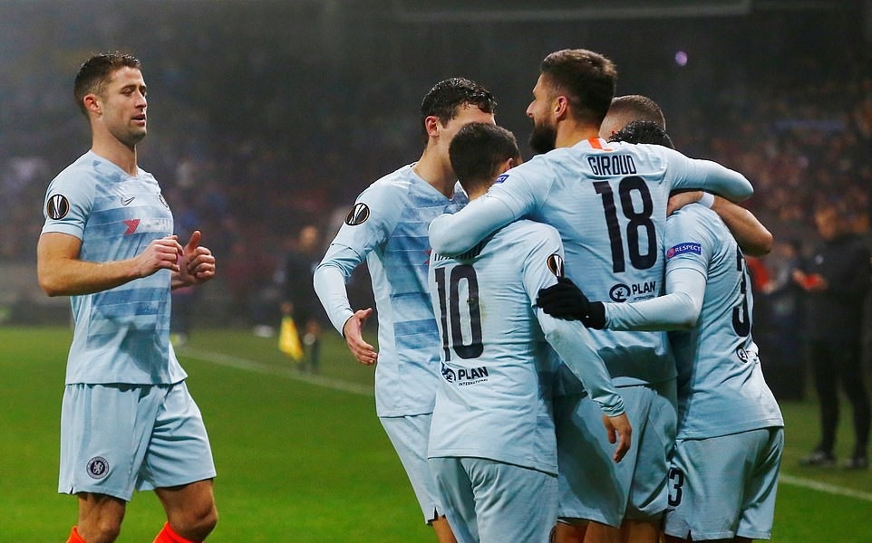 Giroud ghi ban sau 5 thang, Chelsea vao vong knock-out Europa League hinh anh