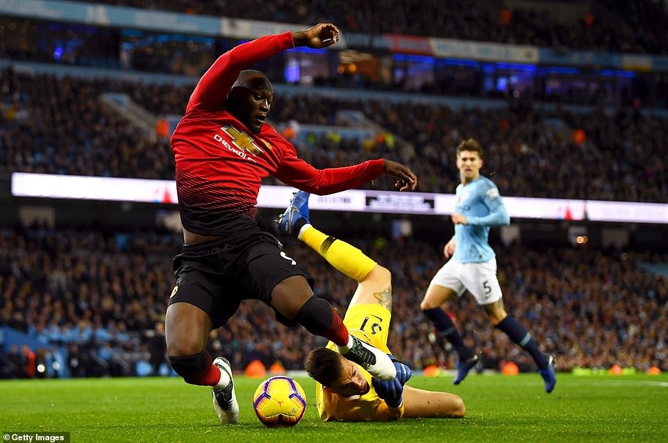 Man City vs Man Utd,  derby Manchester,  Jose Mourinho,  Pogba khong da chinh anh 1