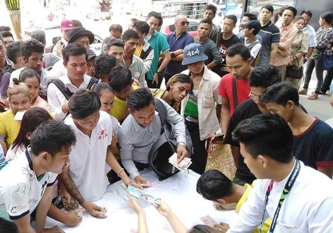 CDV Myanmar xep hang dai mua ve xem tran gap DT Viet Nam o AFF Cup hinh anh