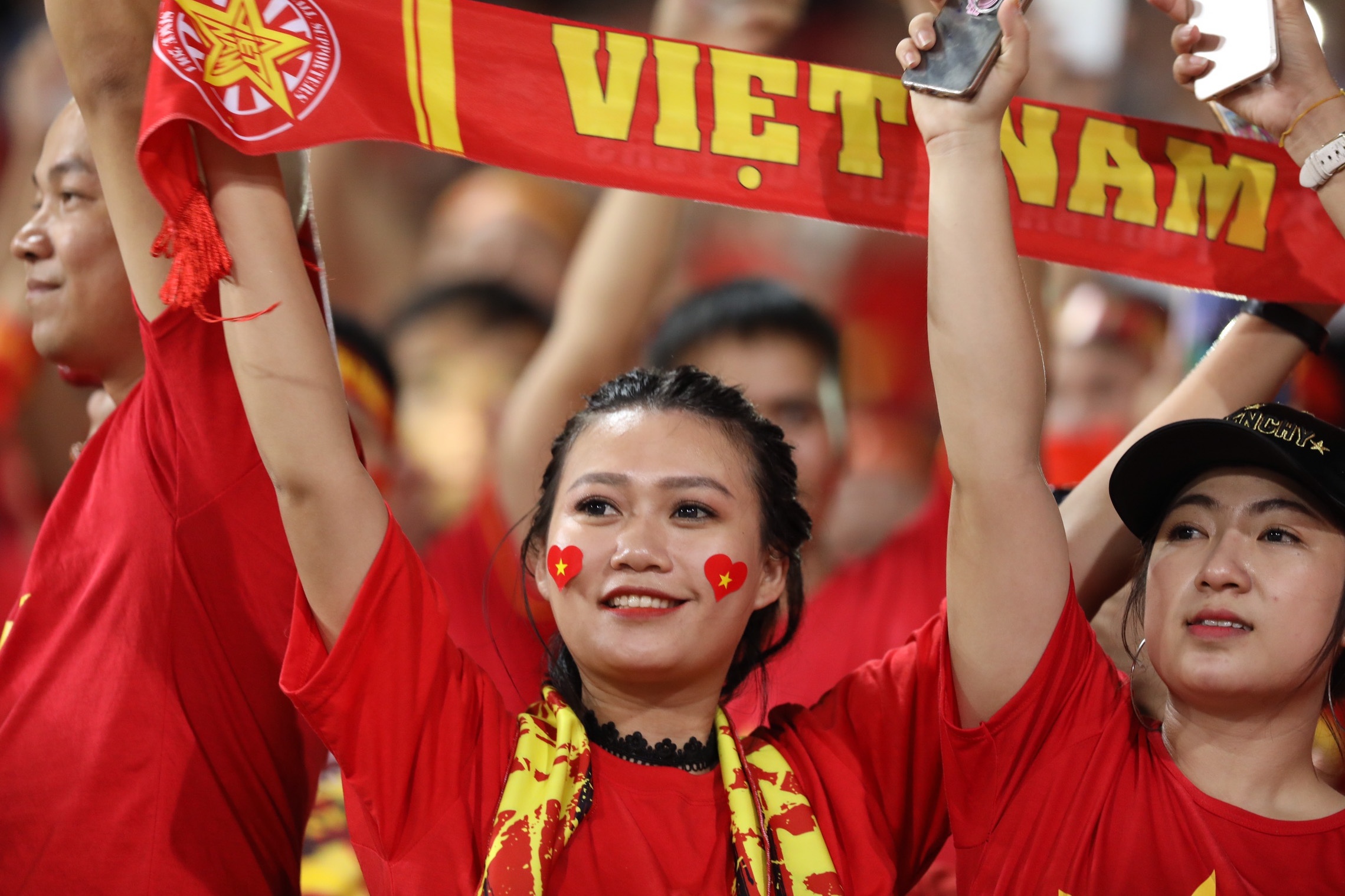Cac CDV nu phan khich an mung chien thang cua tuyen Viet Nam hinh anh