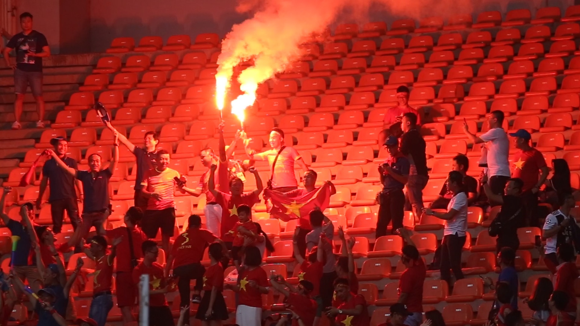 đốt pháo sáng, VFF, thủ môn Văn Lâm, Công Phượng, đội tuyển Việt Nam ảnh 1 dot phao sang, VFF, thu mon Van Lam, Cong Phuong, doi tuyen Viet Nam anh 1