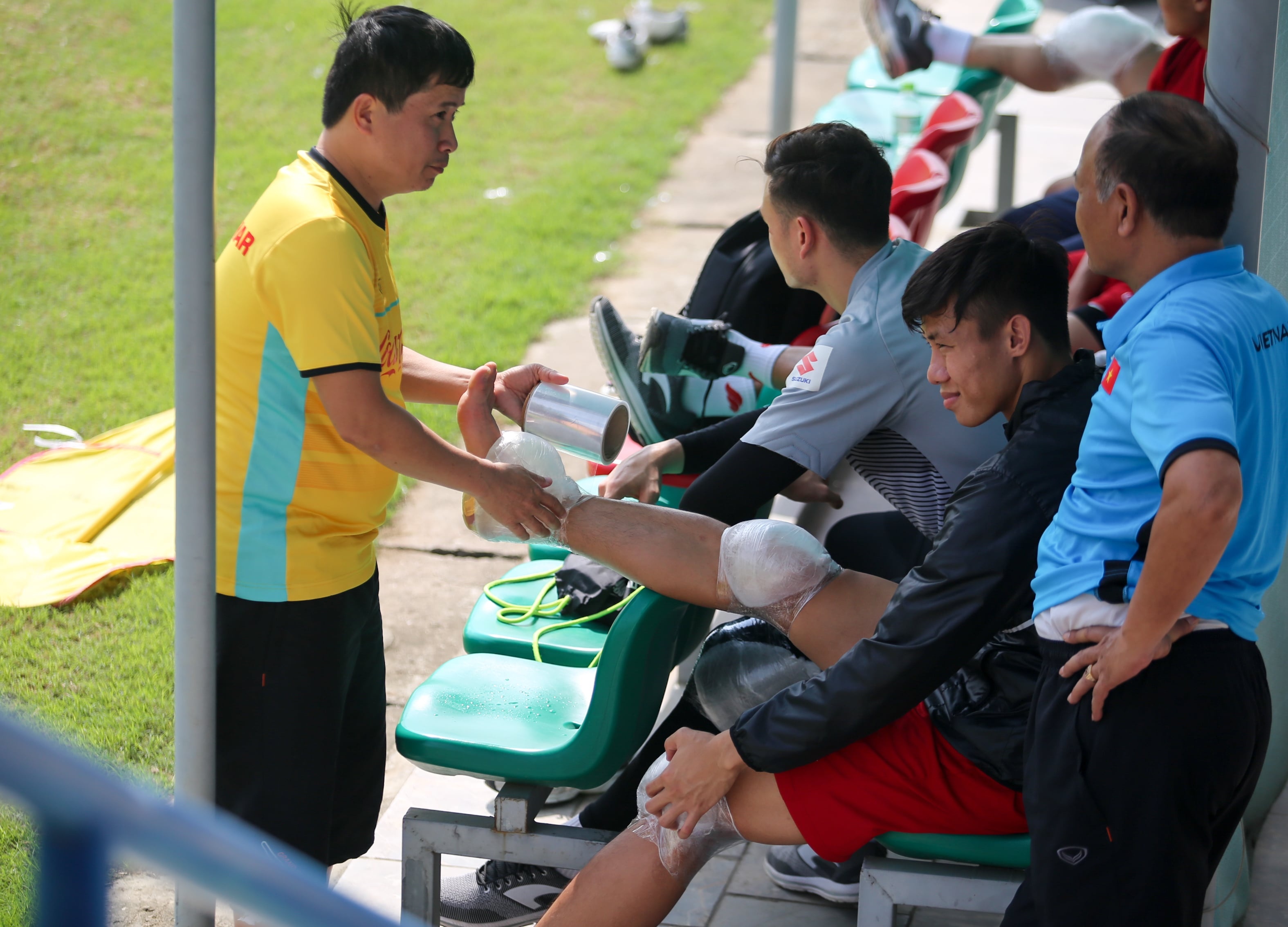 Que Ngoc Hai chuom da khap chan sau buoi tap cua DT Viet Nam hinh anh