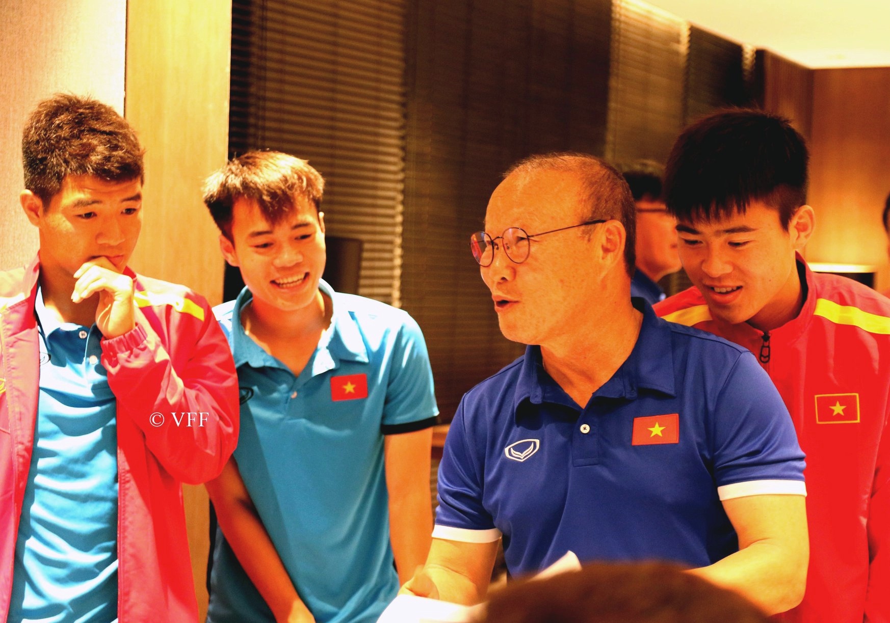 Tuyen thu Viet Nam ve tranh tang HLV Park Hang-seo nhan dip 20/11 hinh anh