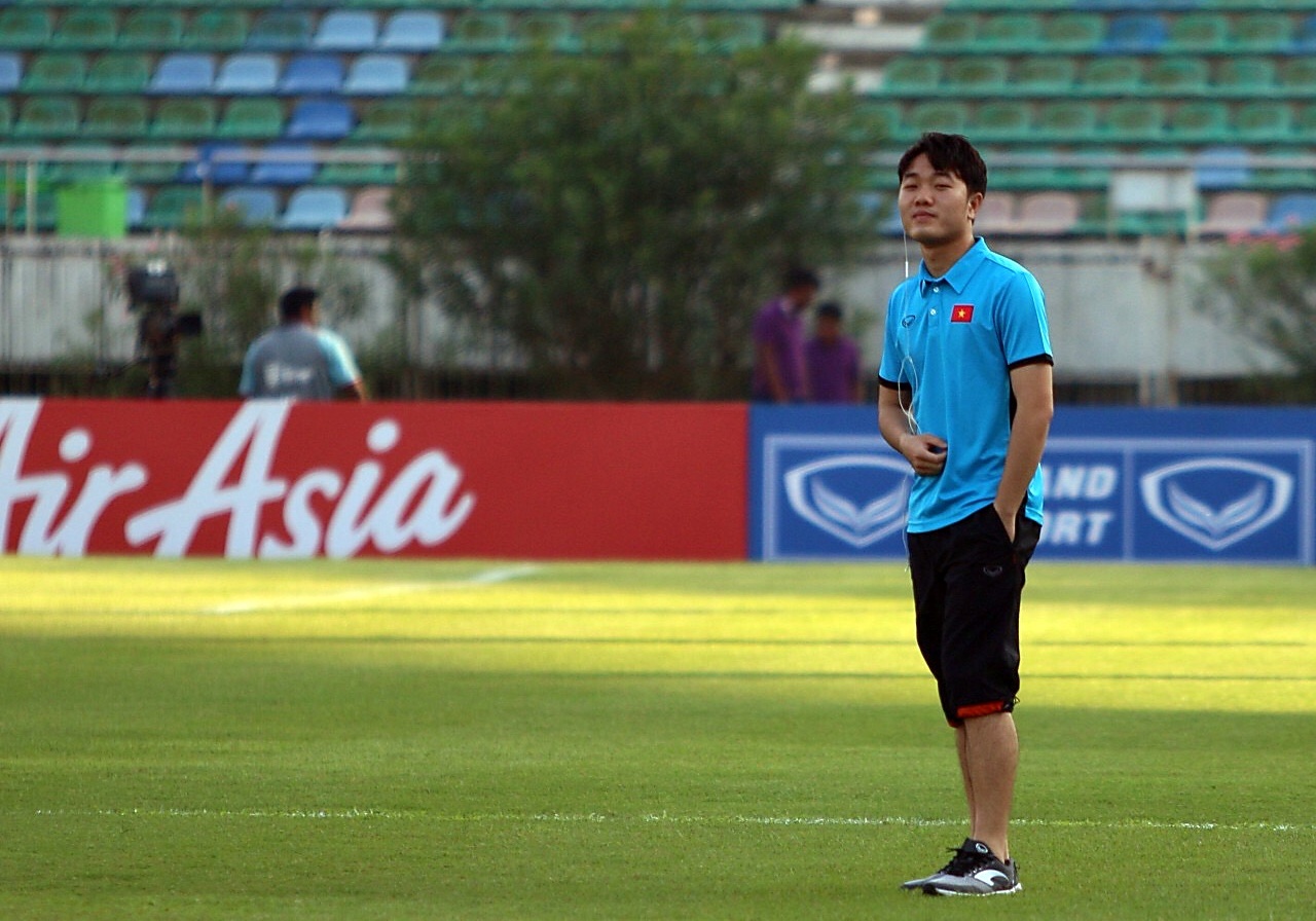 Xuan Truong, Duy Manh duoc cu ra san 'lam phep' truoc tran gap Myanmar hinh anh