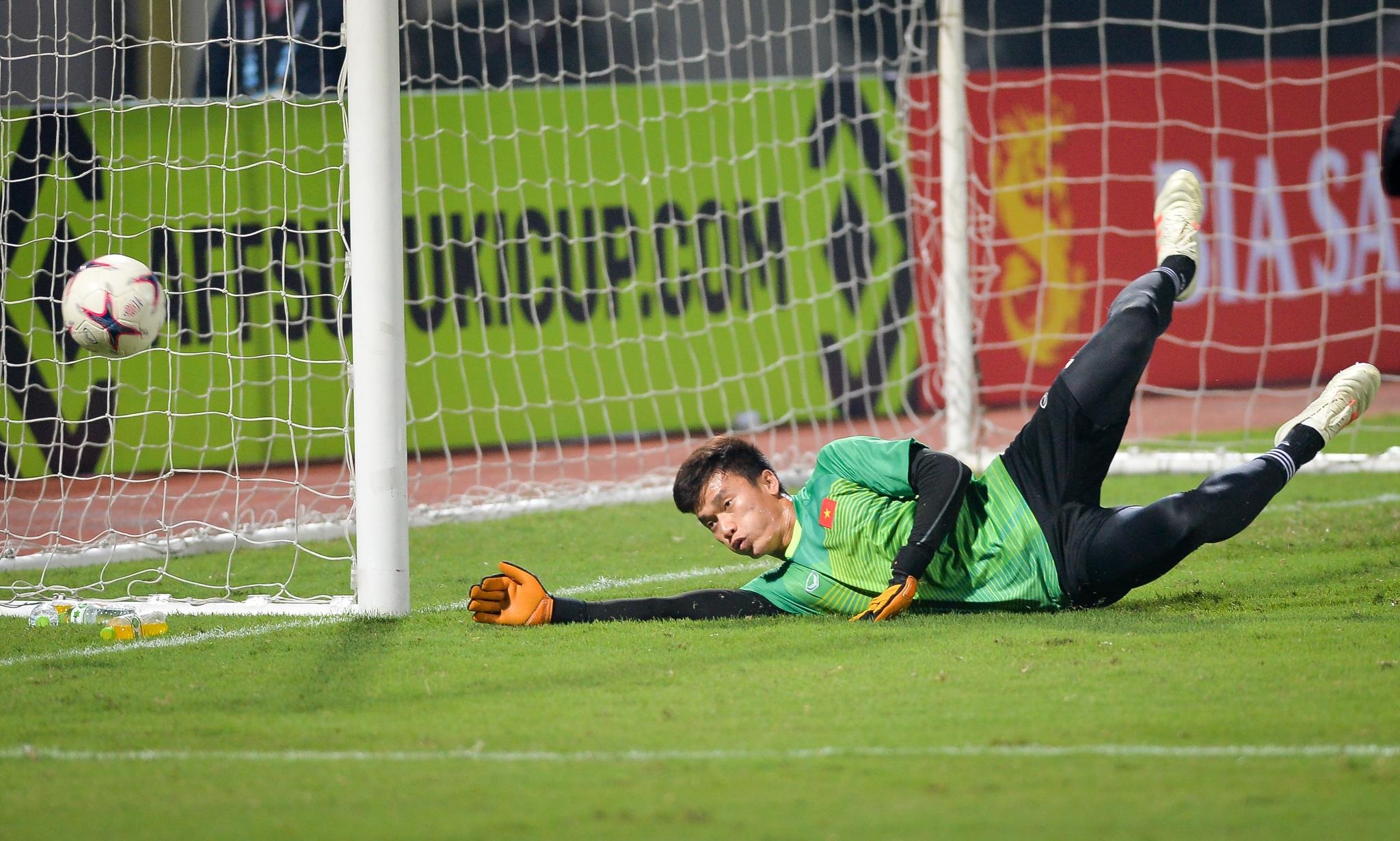 Bui Tien Dung bat bong hut trong buoi tap cua tuyen Viet Nam hinh anh