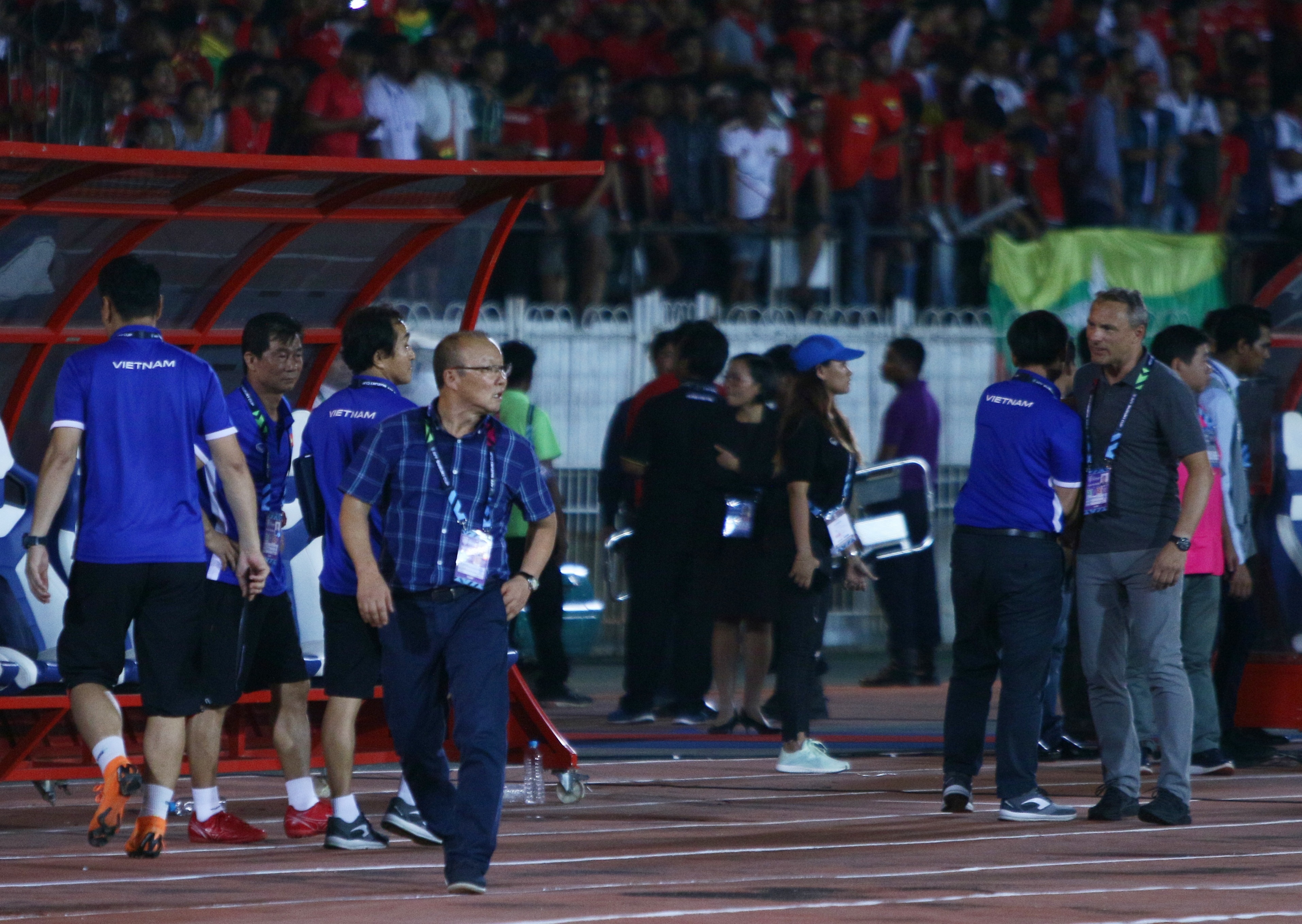 CDV Han Quoc,  HLV Park Hang-seo,  khong bat tay HLV Myanmar,  AFF Cup anh 1