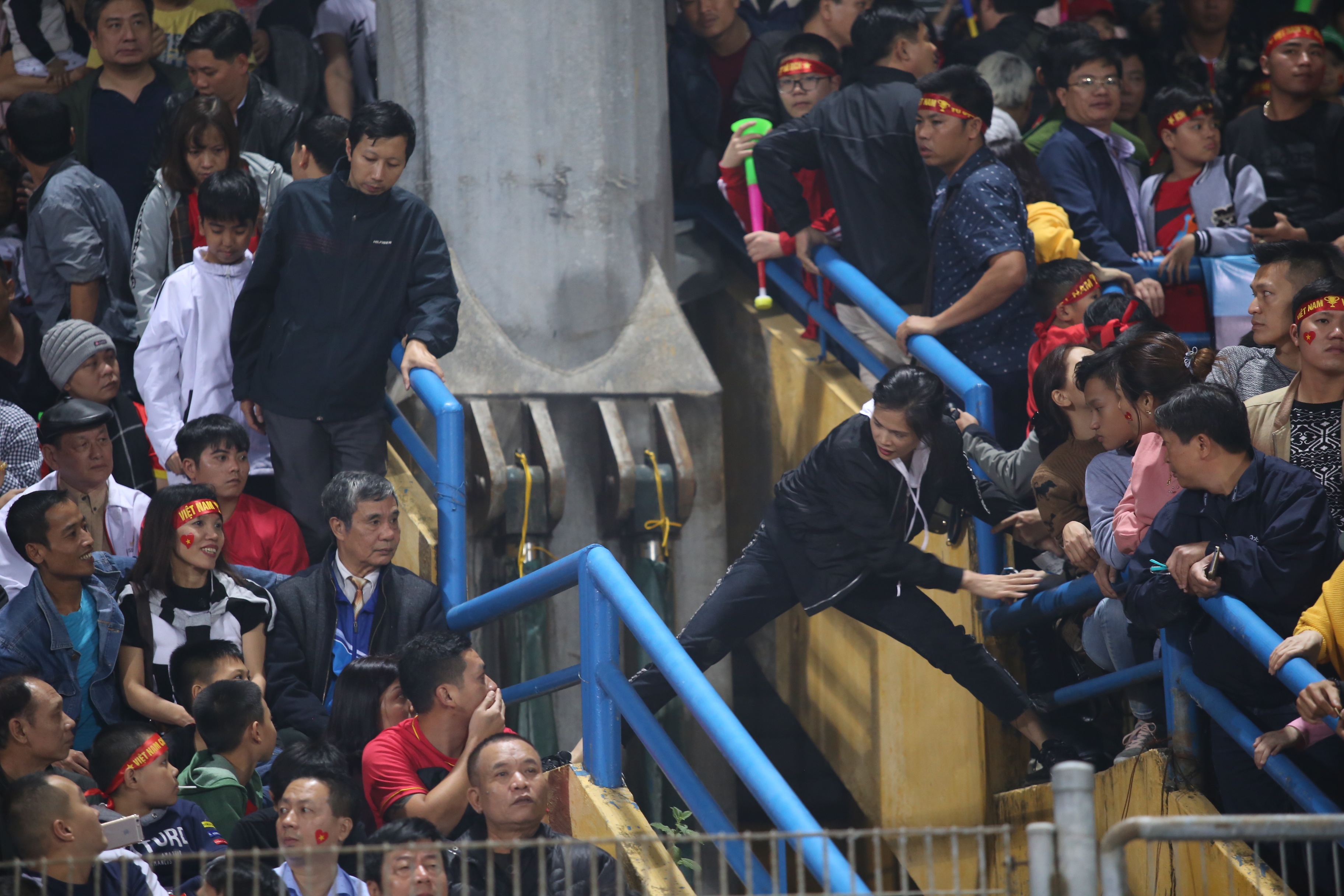 co dong vien,  doi tuyen Viet Nam,  AFF Cup,  san Hang Day anh 3