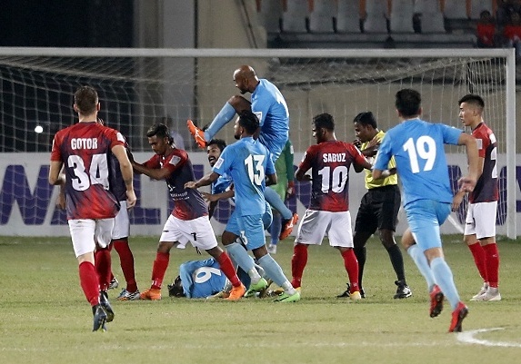 Cau thu bi hanh hung phai nhap vien trong tran chung ket o Bangladesh hinh anh