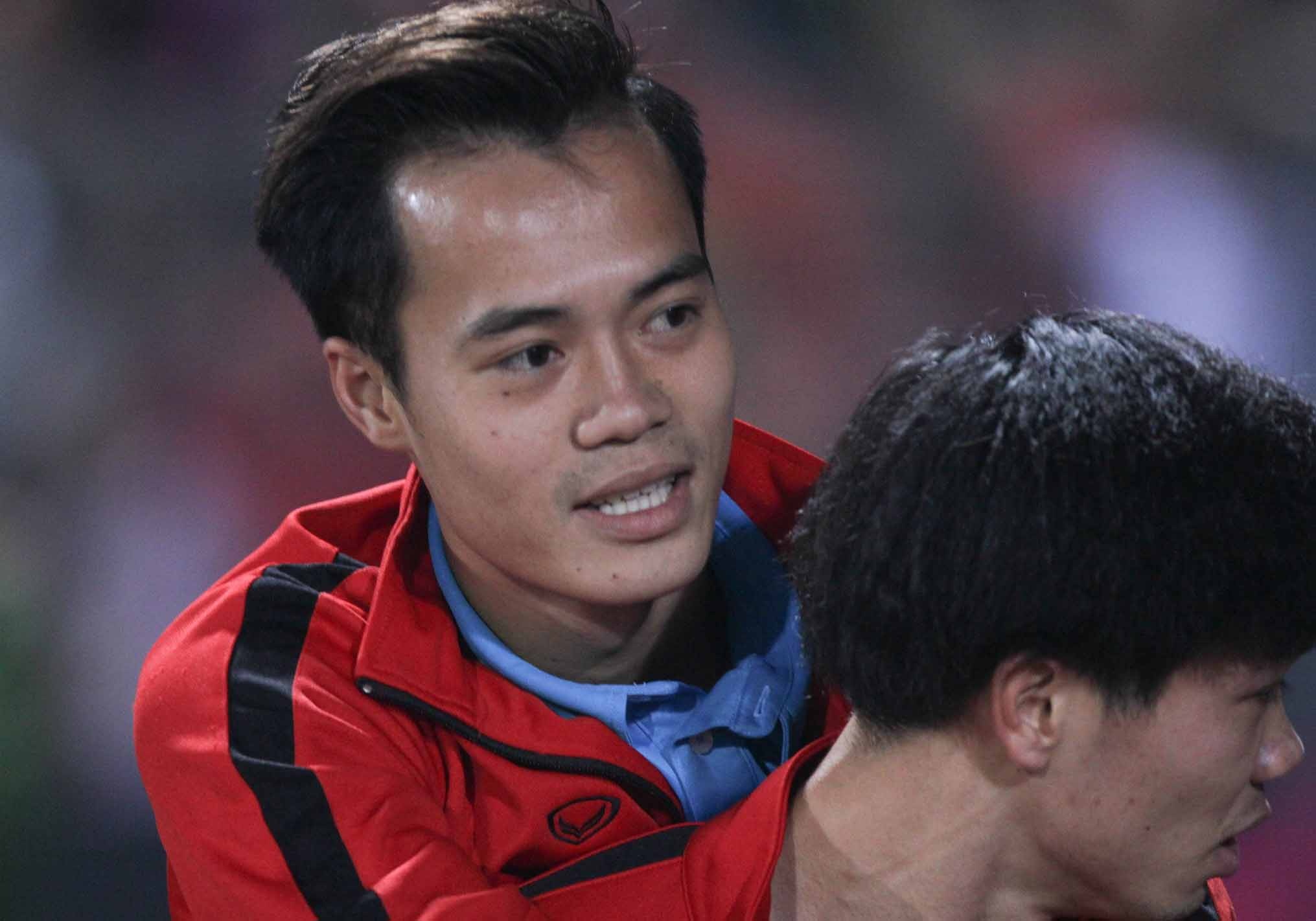 Van Toan duoc Cong Phuong cong tren san de chao khan gia hinh anh