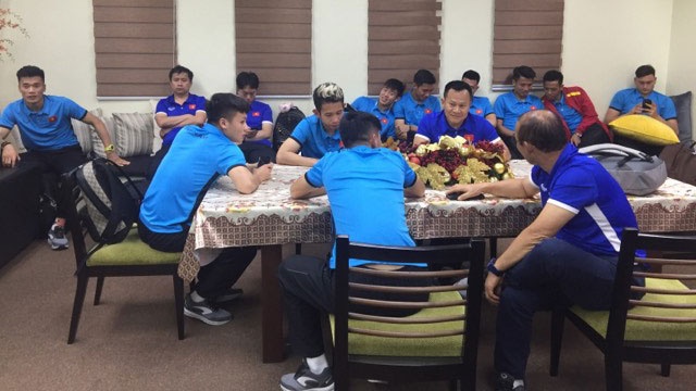 Tuyen Viet Nam gap su co, cho 4 tieng moi duoc nhap canh Philippines hinh anh