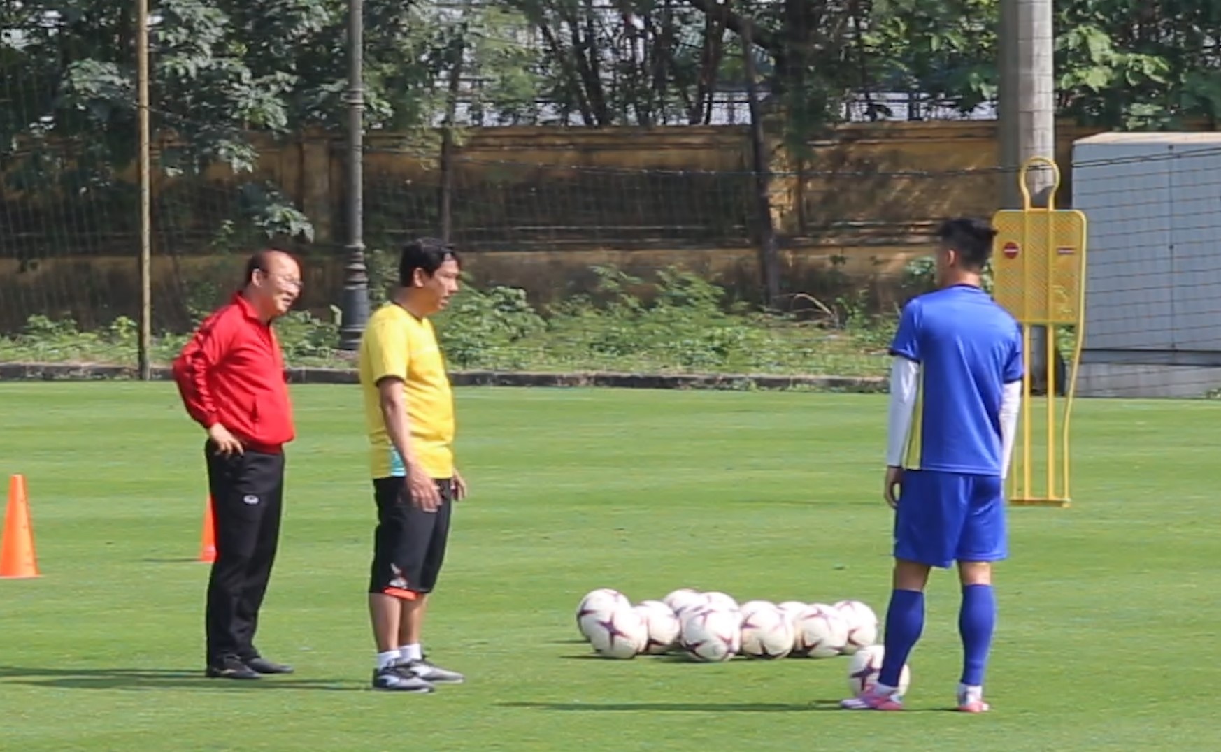 HLV Park huong dan Tien Linh trong buoi tap hinh anh