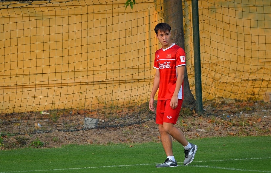 Van Toan tham gia buoi tap cung dong doi du dang chan thuong hinh anh