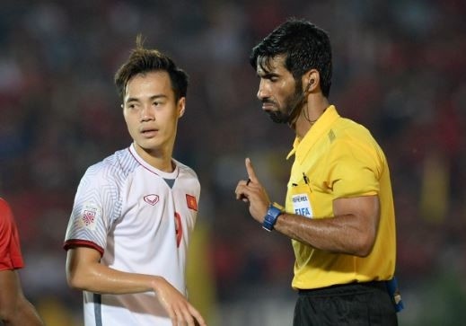 Pha viet vi cua Van Toan lot top 5 khoanh khac gay tranh cai o AFF Cup hinh anh