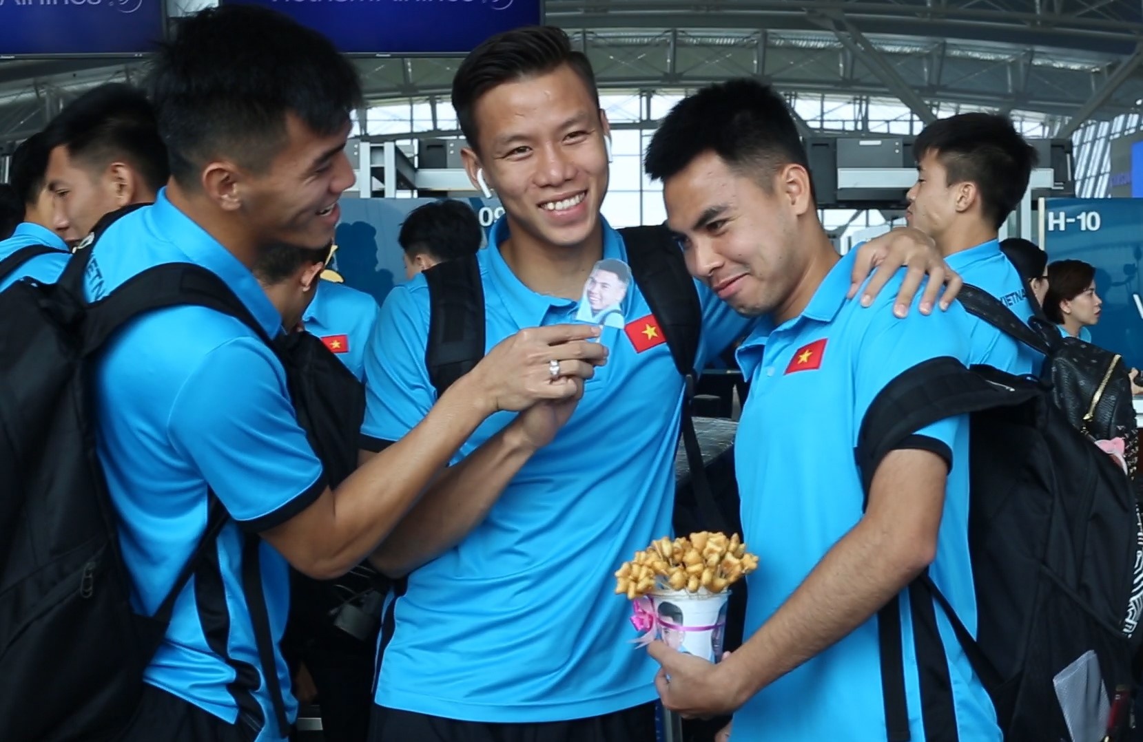 Duc Huy duoc fan tang banh gau, bi dong doi treu o san bay hinh anh