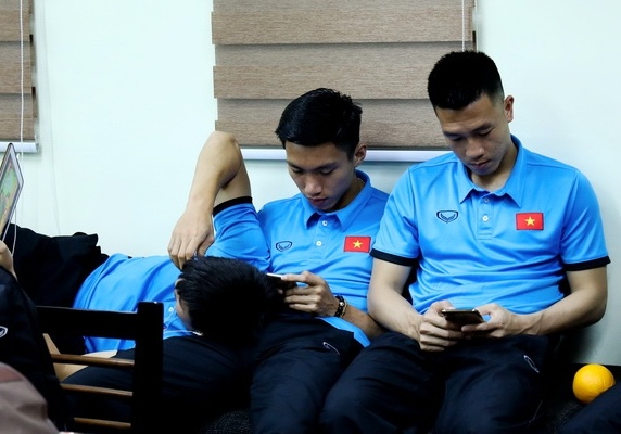 Doi tuyen Viet Nam va vat, met moi vi cho doi o san bay Bacolod hinh anh