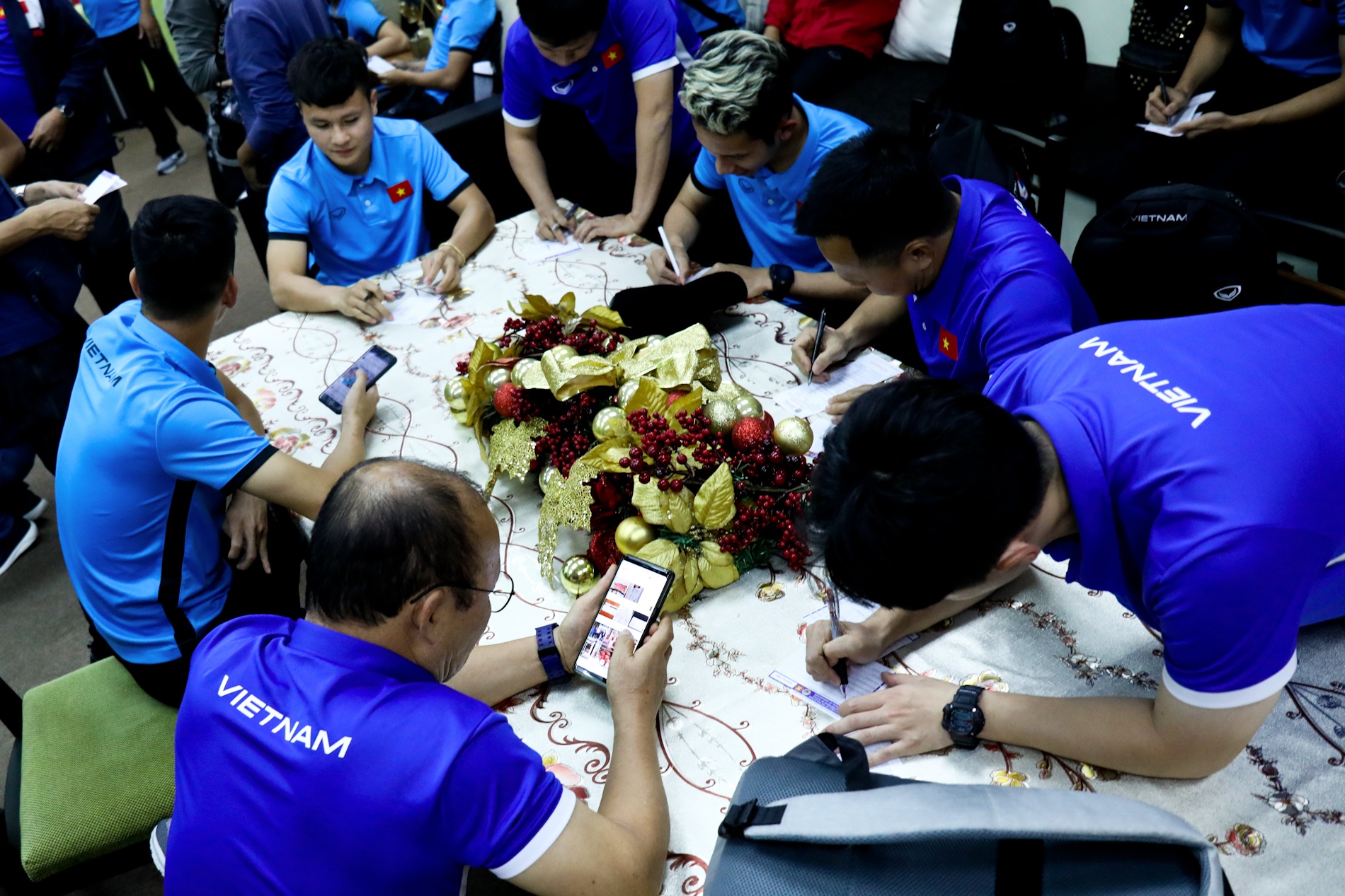Tuyển Việt Nam mệt mỏi ở Bacolod, Đội tuyển Việt Nam, Park Hang-seo, Philippines, AFF Cup 2018, Đội tuyển Việt Nam vạ vật, mệt mỏi ở Bacolod ảnh 5 Tuyen Viet Nam met moi o Bacolod, Doi tuyen Viet Nam, Park Hang-seo, Philippines, AFF Cup 2018, Doi tuyen Viet Nam va vat, met moi o Bacolod anh 5