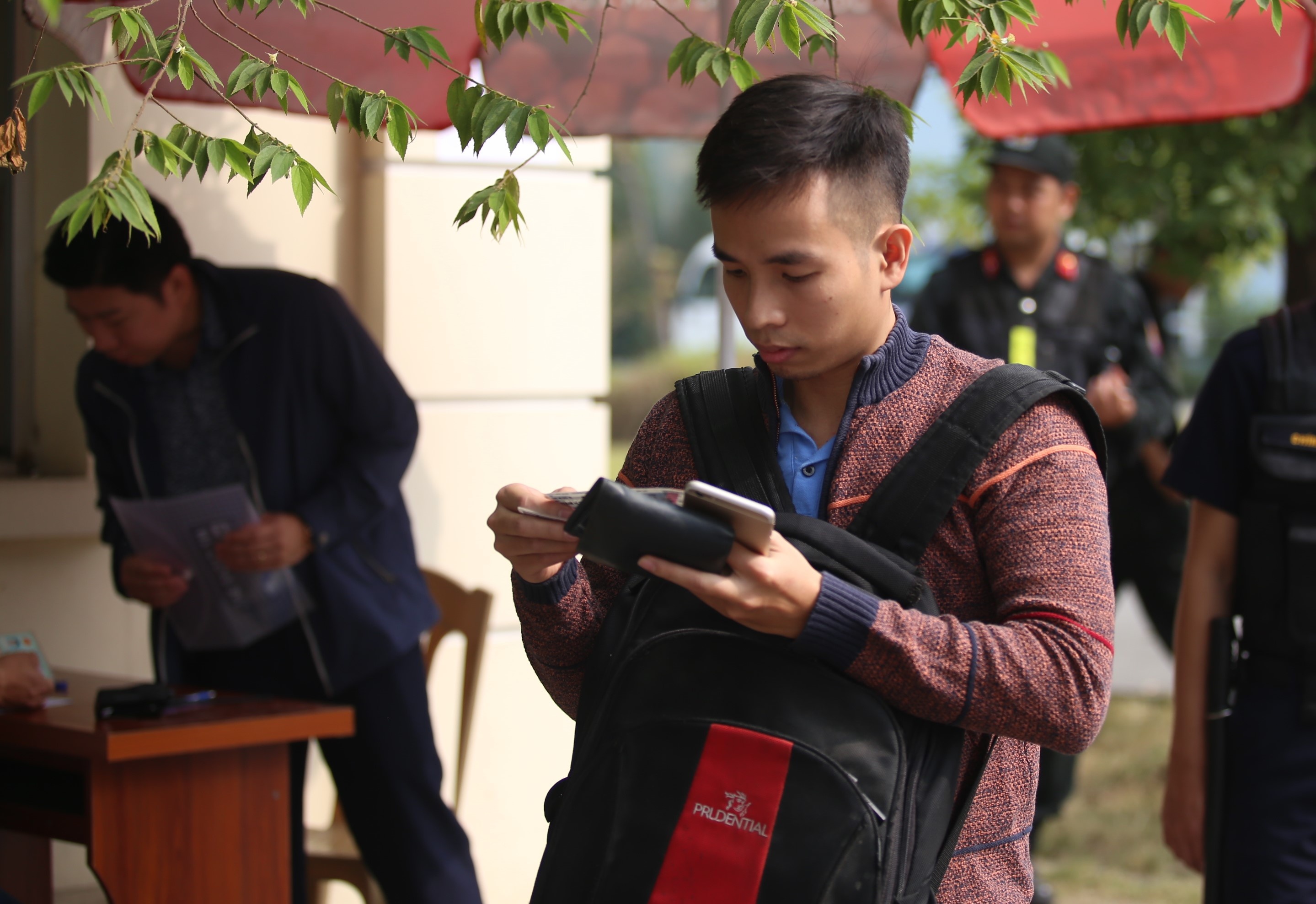 'Mua ve online thuan loi va van minh hon viec xep hang' hinh anh