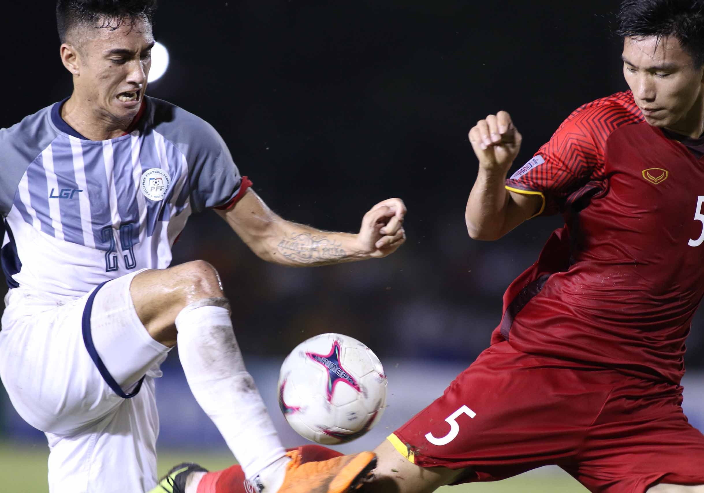 CDV Philippines to cau thu Viet Nam 'dong kich' va 'choi tho bao' hinh anh