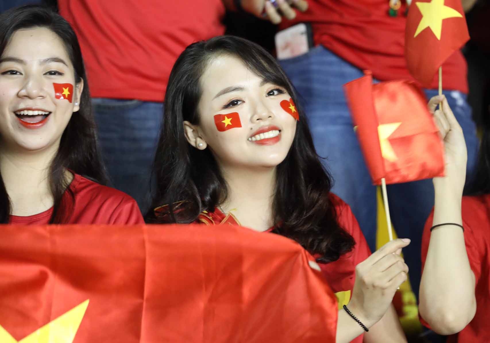 Nu CDV Viet Nam khuay dong bau khong khi ruc lua tren san Philippines hinh anh