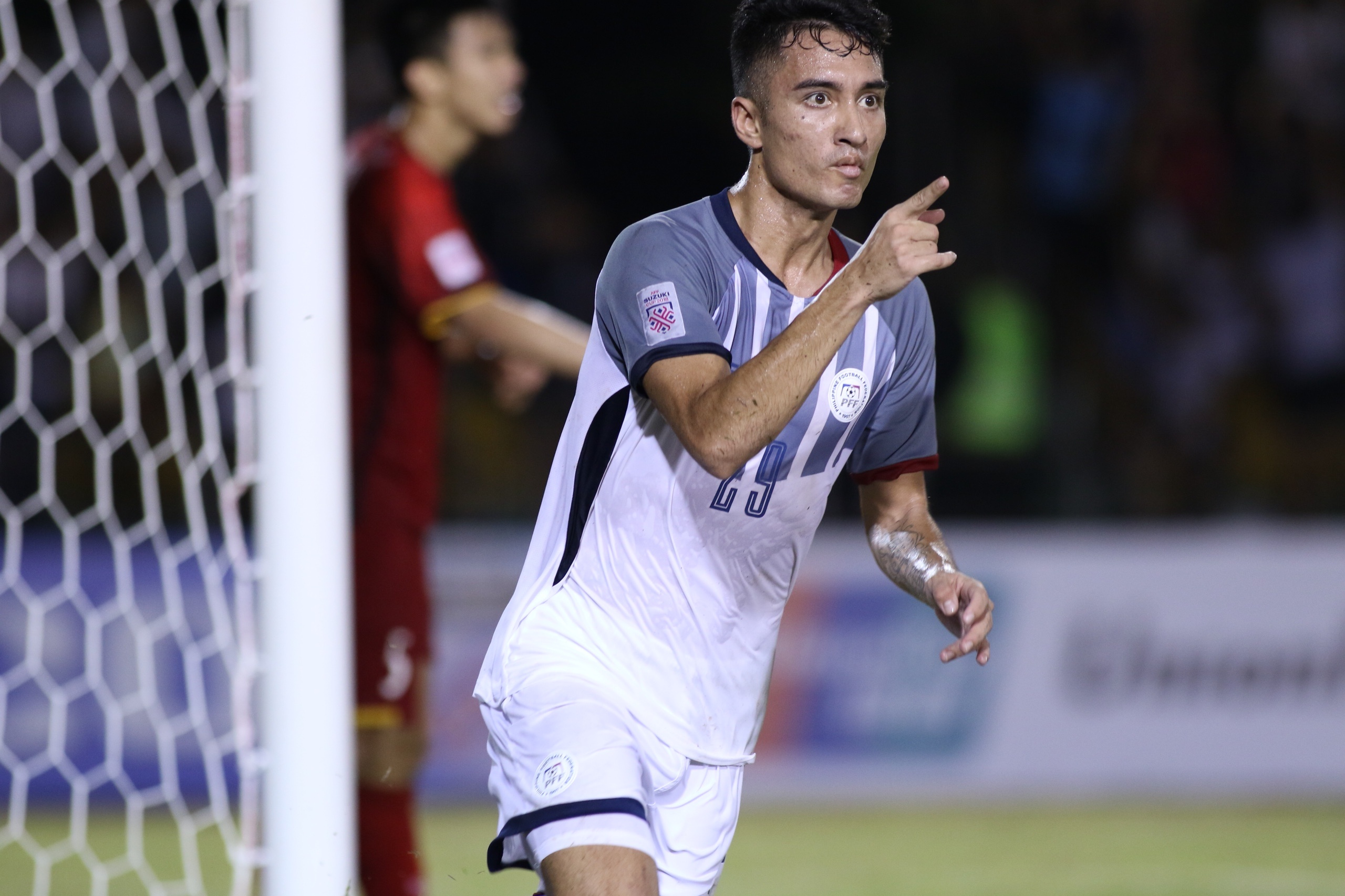 Phil Younghusband,  doi tuyen Viet Nam,  Philippines,  AFF Cup anh 2
