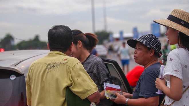 Phe ve khan hang truoc ban ket luot ve AFF Cup cua tuyen Viet Nam hinh anh