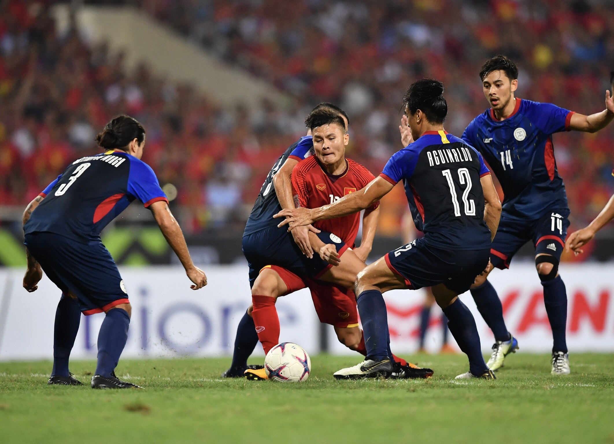 Quang Hai,  doi tuyen Viet Nam,  Philippines,  AFF Cup anh 6