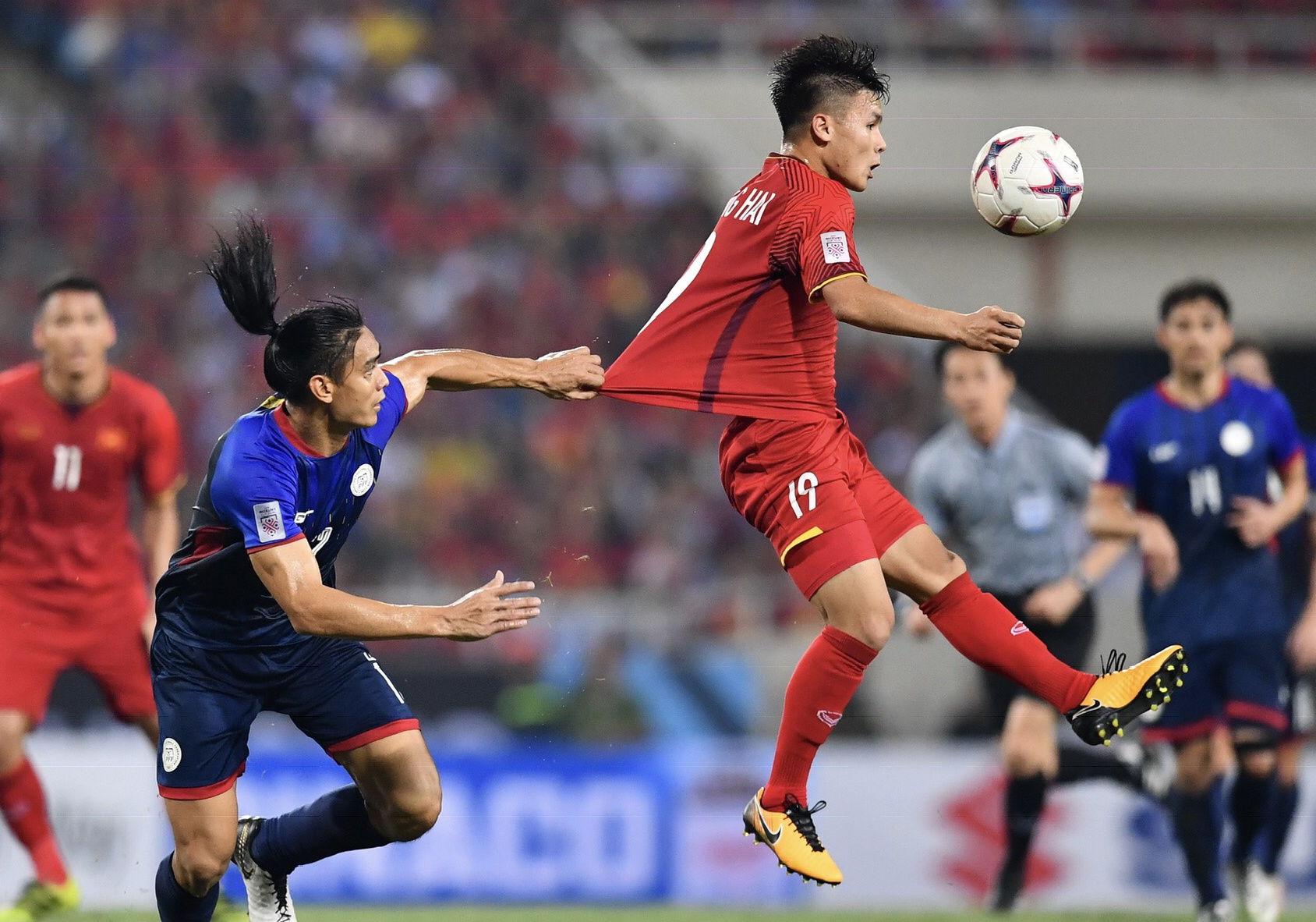 Lien tuc bi pham loi, Quang Hai van 'trung phat' hang thu Philippines hinh anh