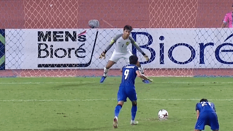 Adisak Kraisorn lan dau len tieng sau cu sut hong penalty hinh anh
