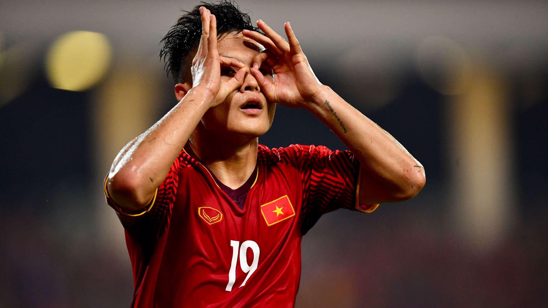 Quang Hai lot top 5 ca nhan noi bat o luot ve ban ket AFF Cup hinh anh