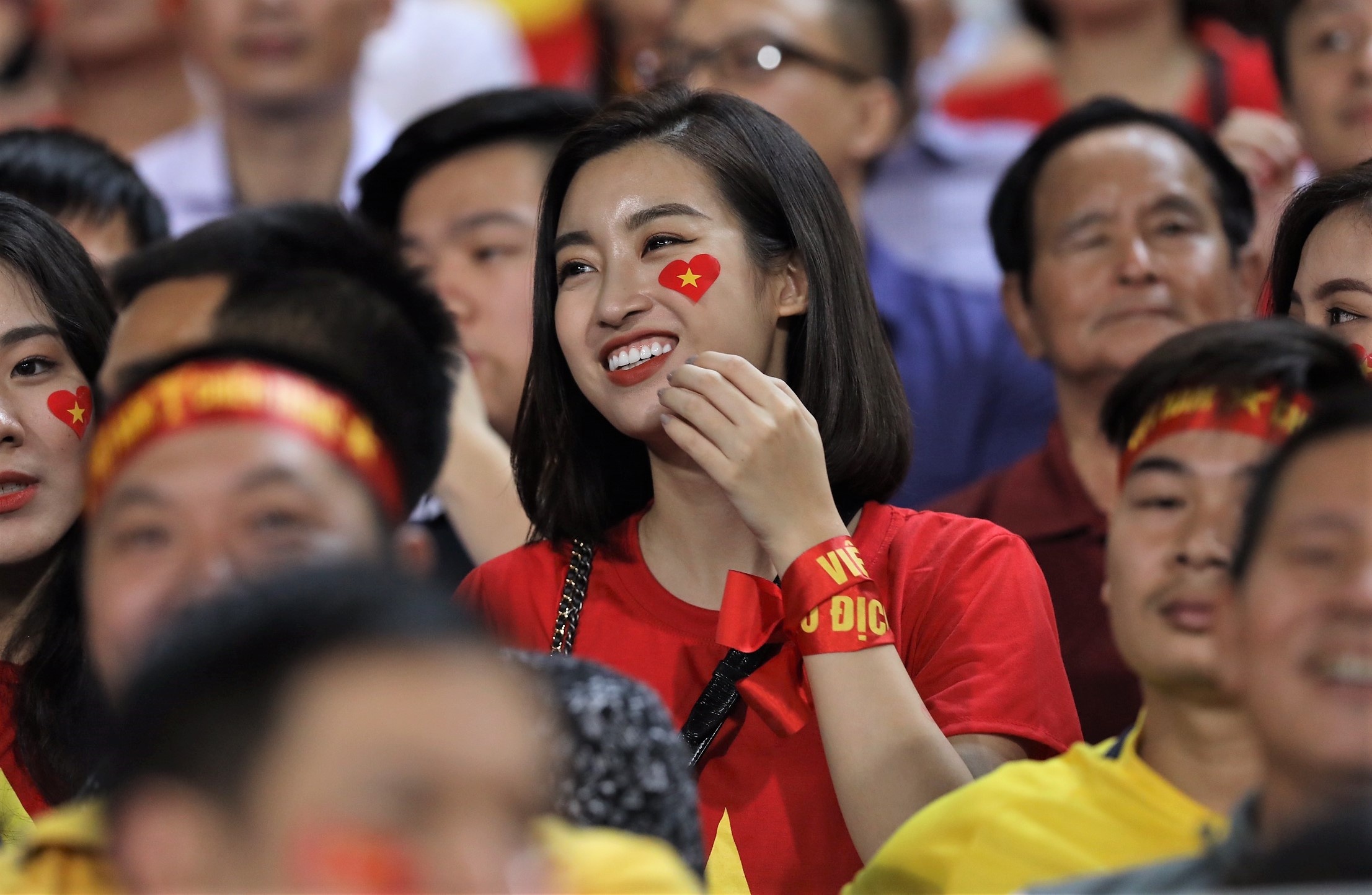 Hoa hau My Linh rang ro tren khan dai co vu tuyen Viet Nam hinh anh