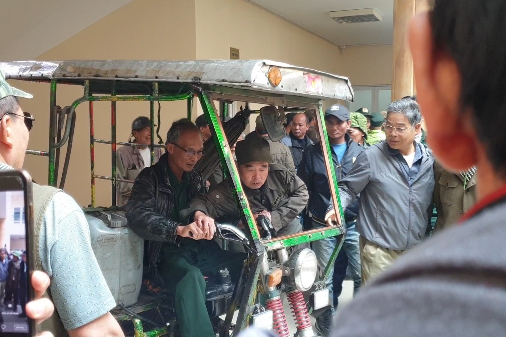 Co dong vien xo cua, lao xe ba banh vao tru so VFF hinh anh