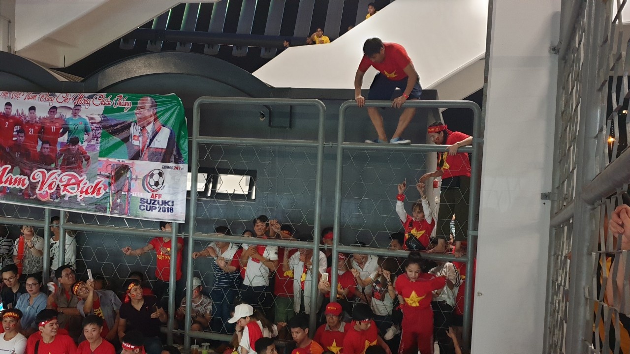 CĐV Việt Nam, không được vào sân, bức xúc, chung kết AFF Cup, đội tuyển Việt Nam ảnh 10 CDV Viet Nam, khong duoc vao san, buc xuc, chung ket AFF Cup, doi tuyen Viet Nam anh 10
