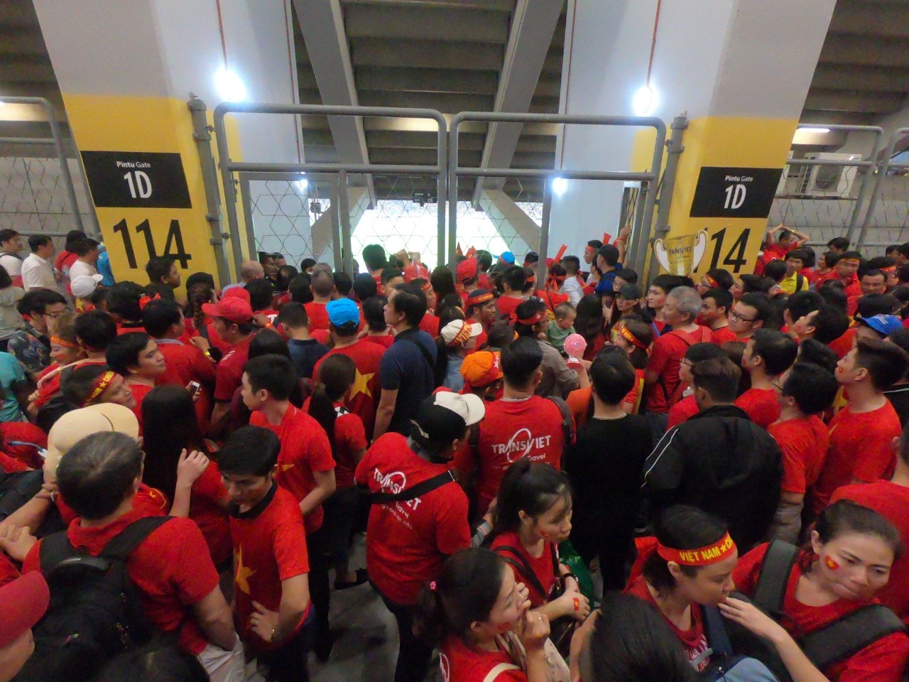 CĐV Việt Nam, không được vào sân, bức xúc, chung kết AFF Cup, đội tuyển Việt Nam ảnh 4 CDV Viet Nam, khong duoc vao san, buc xuc, chung ket AFF Cup, doi tuyen Viet Nam anh 4