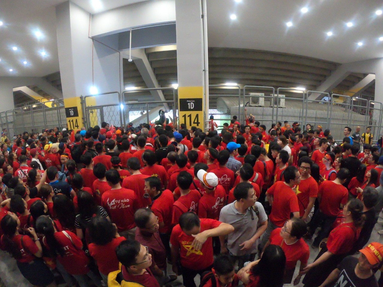 CĐV Việt Nam, không được vào sân, bức xúc, chung kết AFF Cup, đội tuyển Việt Nam ảnh 1 CDV Viet Nam, khong duoc vao san, buc xuc, chung ket AFF Cup, doi tuyen Viet Nam anh 1