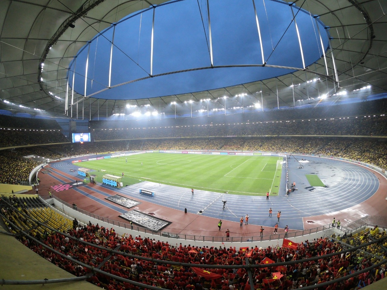 CĐV Việt Nam, không được vào sân, bức xúc, chung kết AFF Cup, đội tuyển Việt Nam ảnh 9 CDV Viet Nam, khong duoc vao san, buc xuc, chung ket AFF Cup, doi tuyen Viet Nam anh 9