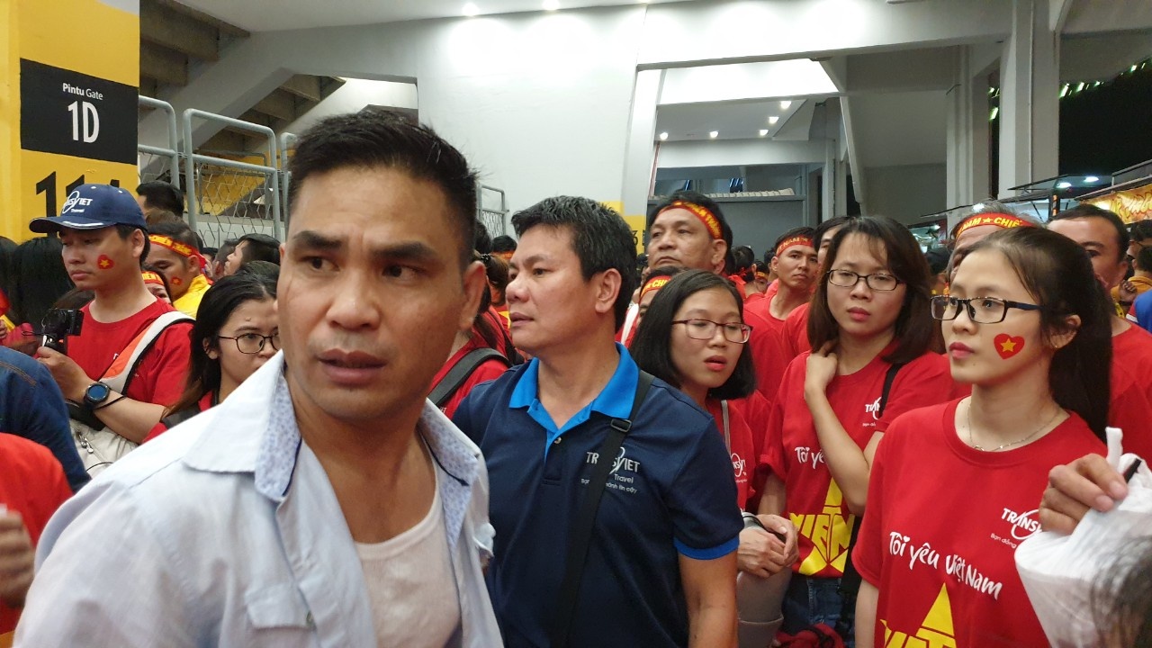 CĐV Việt Nam, không được vào sân, bức xúc, chung kết AFF Cup, đội tuyển Việt Nam ảnh 2 CDV Viet Nam, khong duoc vao san, buc xuc, chung ket AFF Cup, doi tuyen Viet Nam anh 2