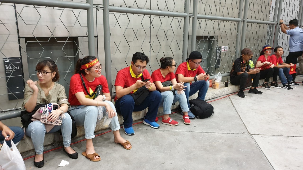 CĐV Việt Nam, không được vào sân, bức xúc, chung kết AFF Cup, đội tuyển Việt Nam ảnh 3 CDV Viet Nam, khong duoc vao san, buc xuc, chung ket AFF Cup, doi tuyen Viet Nam anh 3