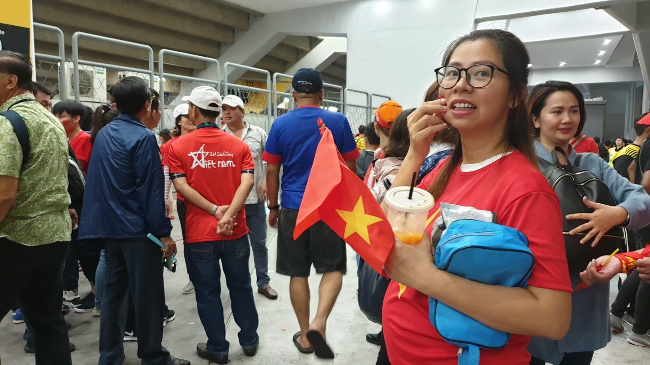 CĐV Việt Nam, không được vào sân, bức xúc, chung kết AFF Cup, đội tuyển Việt Nam ảnh 7 CDV Viet Nam, khong duoc vao san, buc xuc, chung ket AFF Cup, doi tuyen Viet Nam anh 7