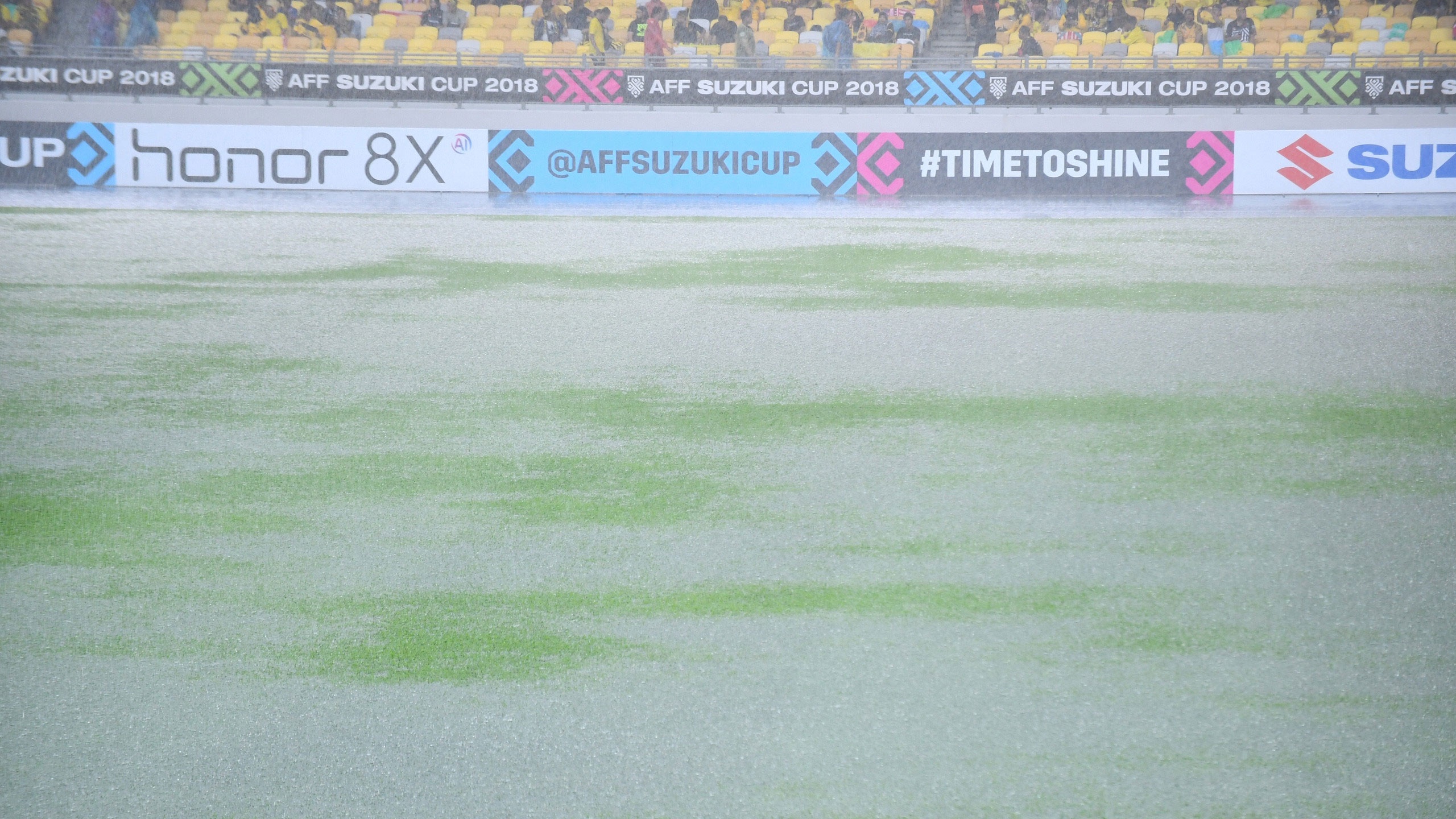 Mat san Bukit Jalil uot sung trong con mua lon hinh anh