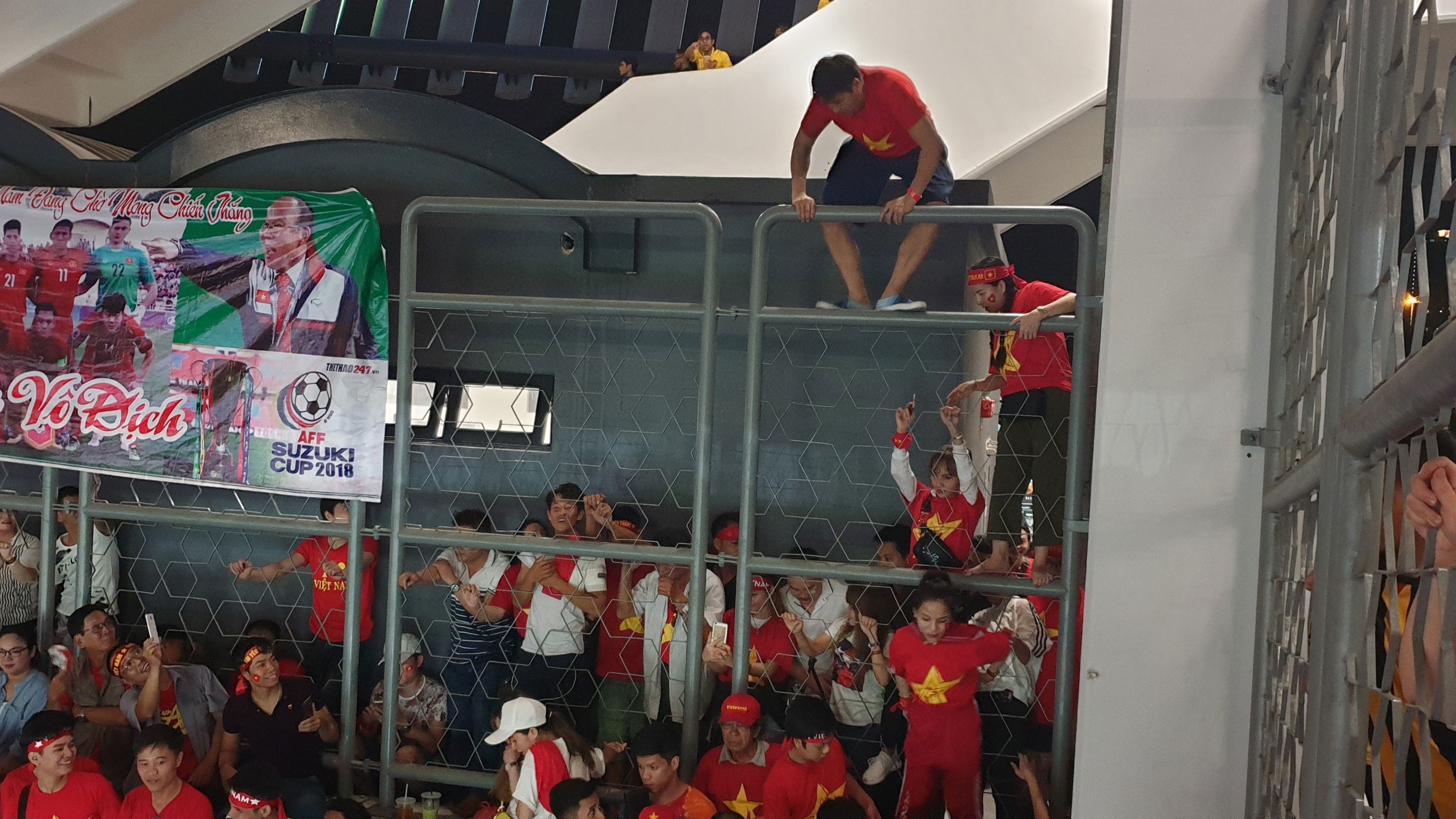 Hon 100 CDV Viet Nam treo rao vao xem chung ket AFF Cup hinh anh