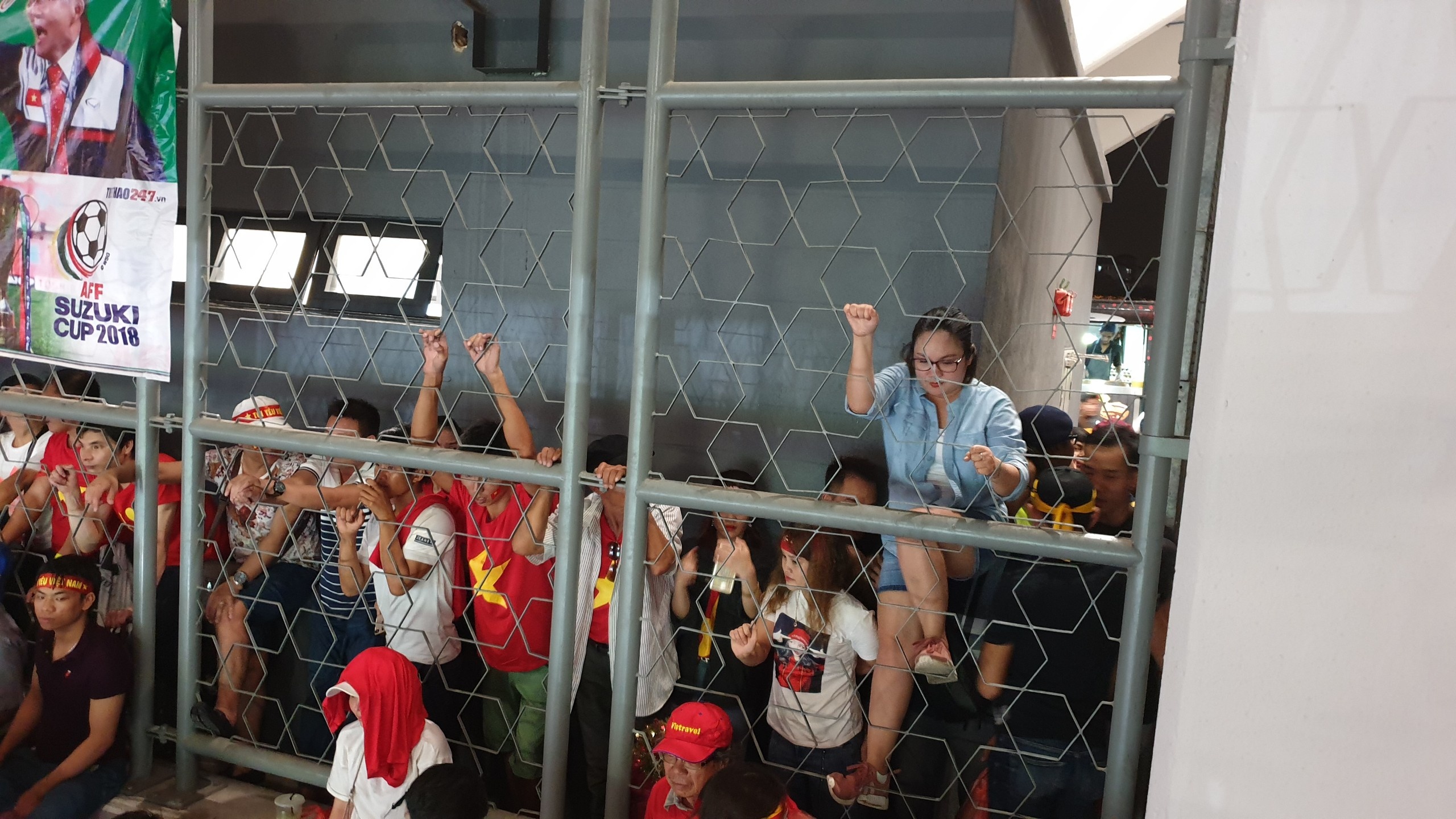 CĐV Việt Nam, không được vào sân, bức xúc, chung kết AFF Cup, đội tuyển Việt Nam ảnh 8 CDV Viet Nam, khong duoc vao san, buc xuc, chung ket AFF Cup, doi tuyen Viet Nam anh 8