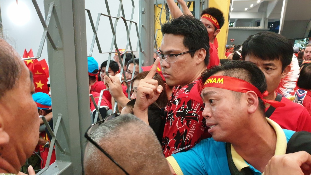 CĐV Việt Nam, không được vào sân, bức xúc, chung kết AFF Cup, đội tuyển Việt Nam ảnh 5 CDV Viet Nam, khong duoc vao san, buc xuc, chung ket AFF Cup, doi tuyen Viet Nam anh 5