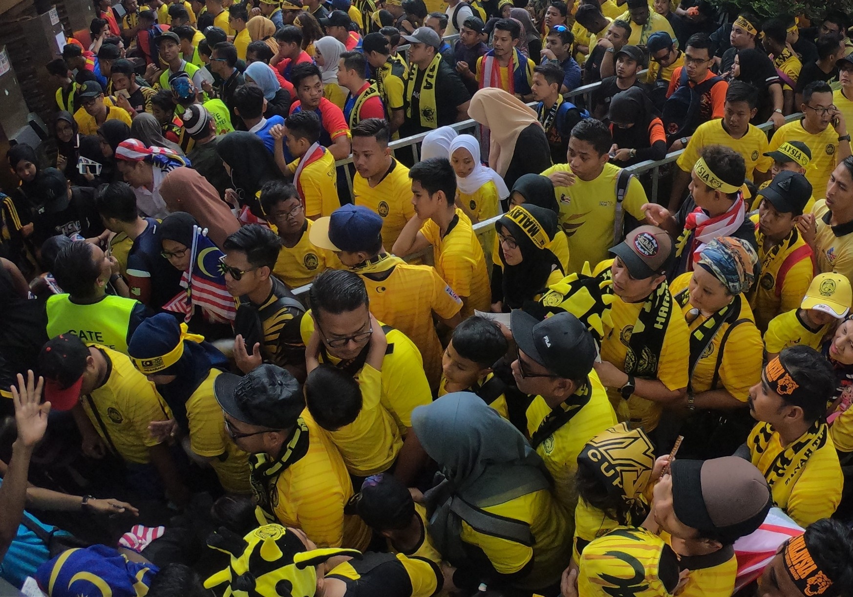 Hang nghin CDV Malaysia dung chat kin ngoai san, bat ngo gap mua lon hinh anh