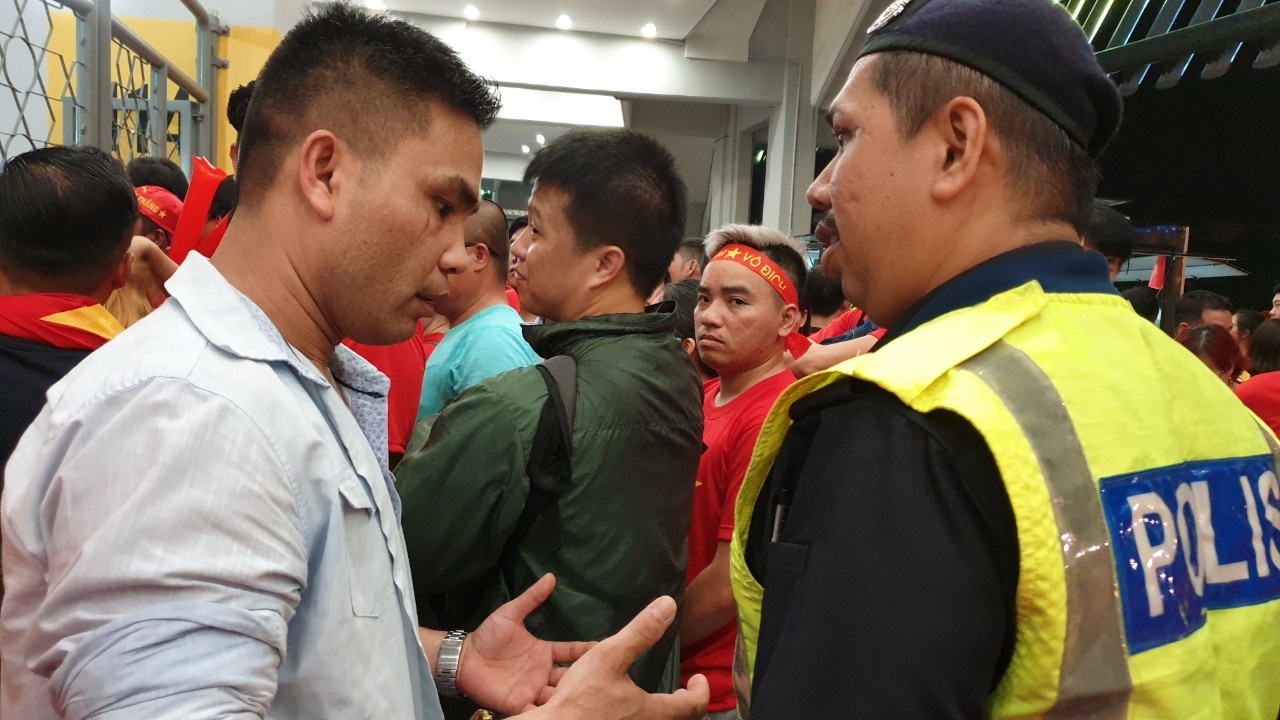 CĐV Việt Nam, không được vào sân, bức xúc, chung kết AFF Cup, đội tuyển Việt Nam ảnh 6 CDV Viet Nam, khong duoc vao san, buc xuc, chung ket AFF Cup, doi tuyen Viet Nam anh 6