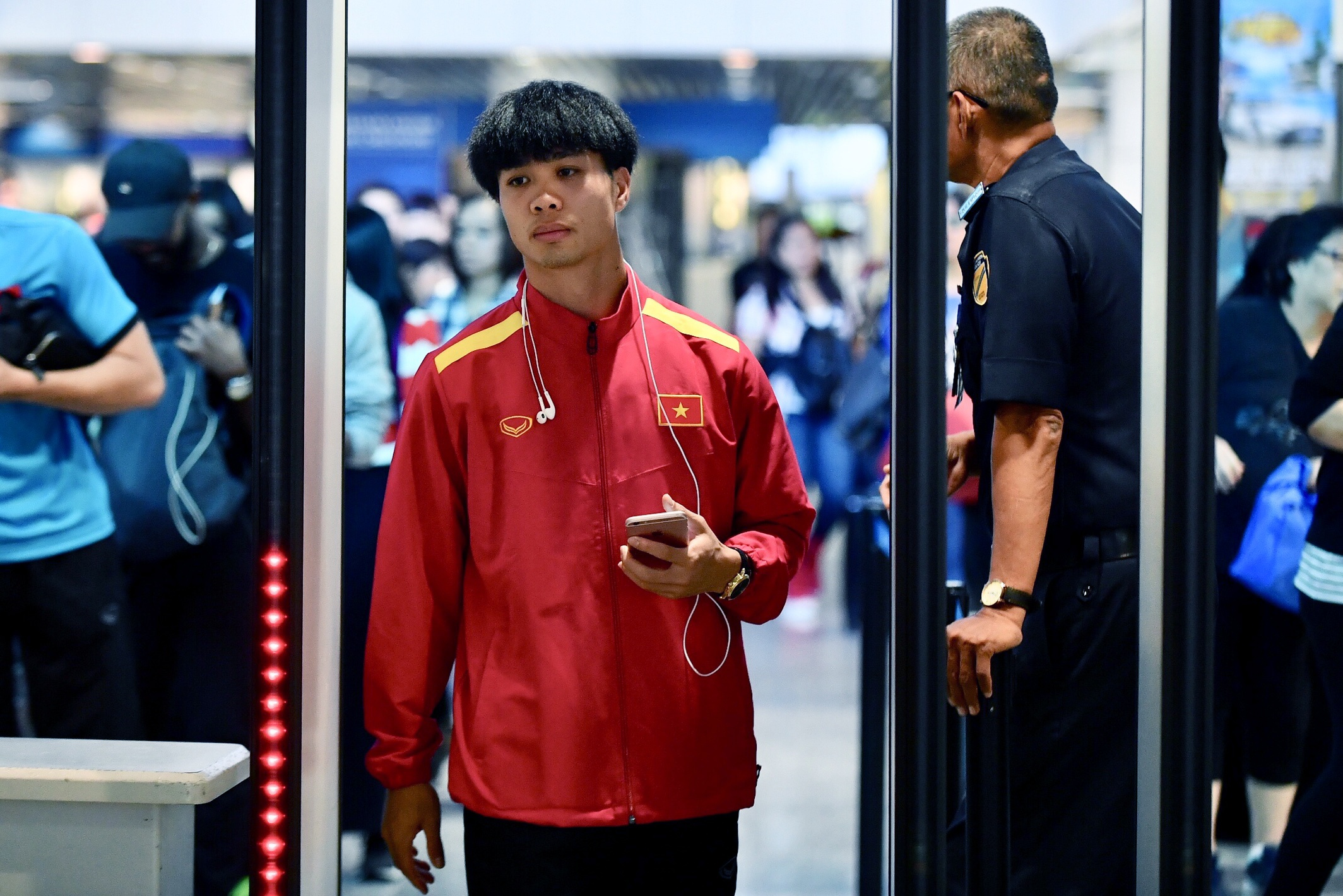 đội tuyển Việt Nam, HLV Park Hang-seo, Hà Đức Chinh, sân bay ảnh 3 doi tuyen Viet Nam, HLV Park Hang-seo, Ha Duc Chinh, san bay anh 3