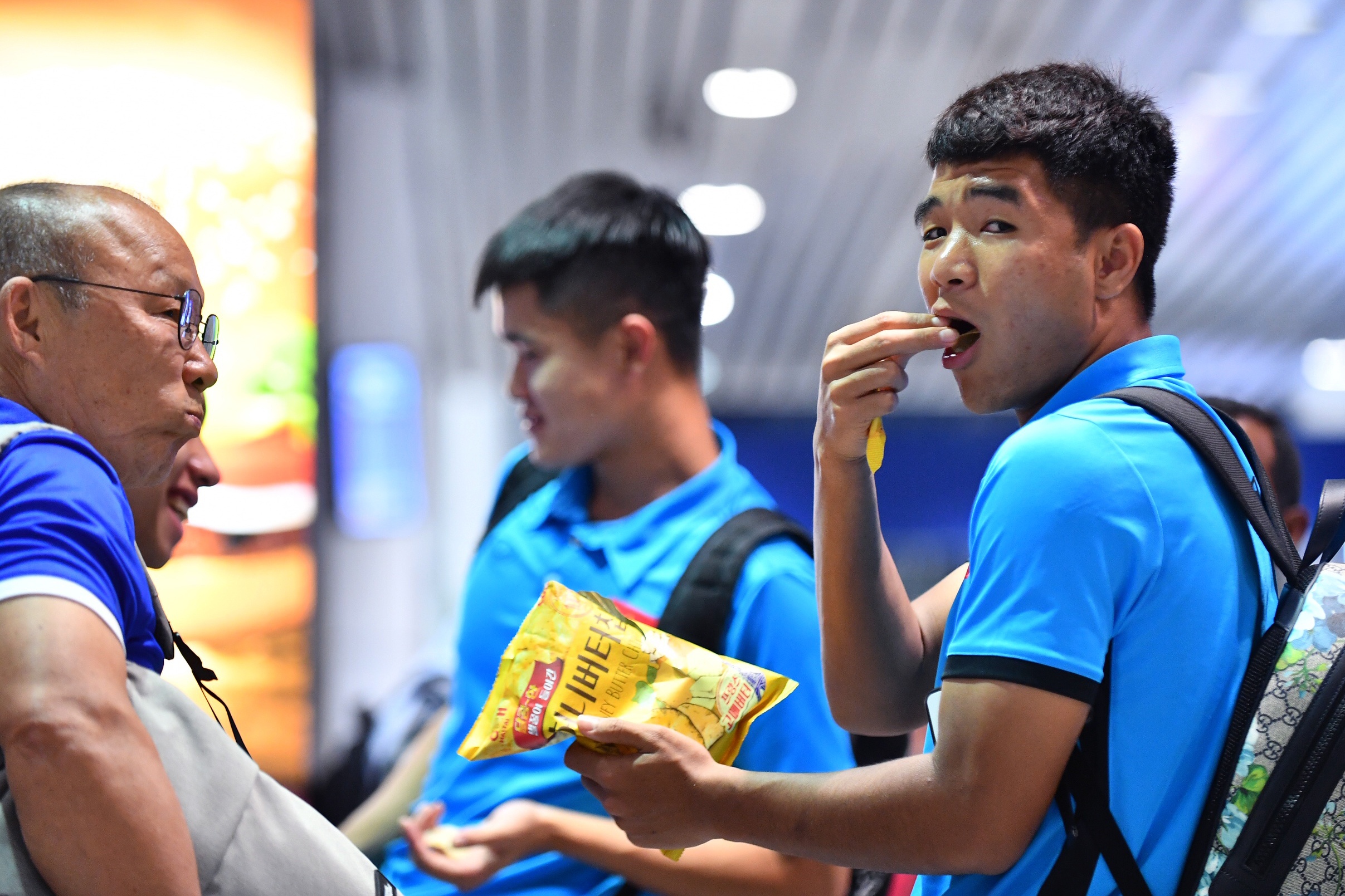 đội tuyển Việt Nam, HLV Park Hang-seo, Hà Đức Chinh, sân bay ảnh 2 doi tuyen Viet Nam, HLV Park Hang-seo, Ha Duc Chinh, san bay anh 2