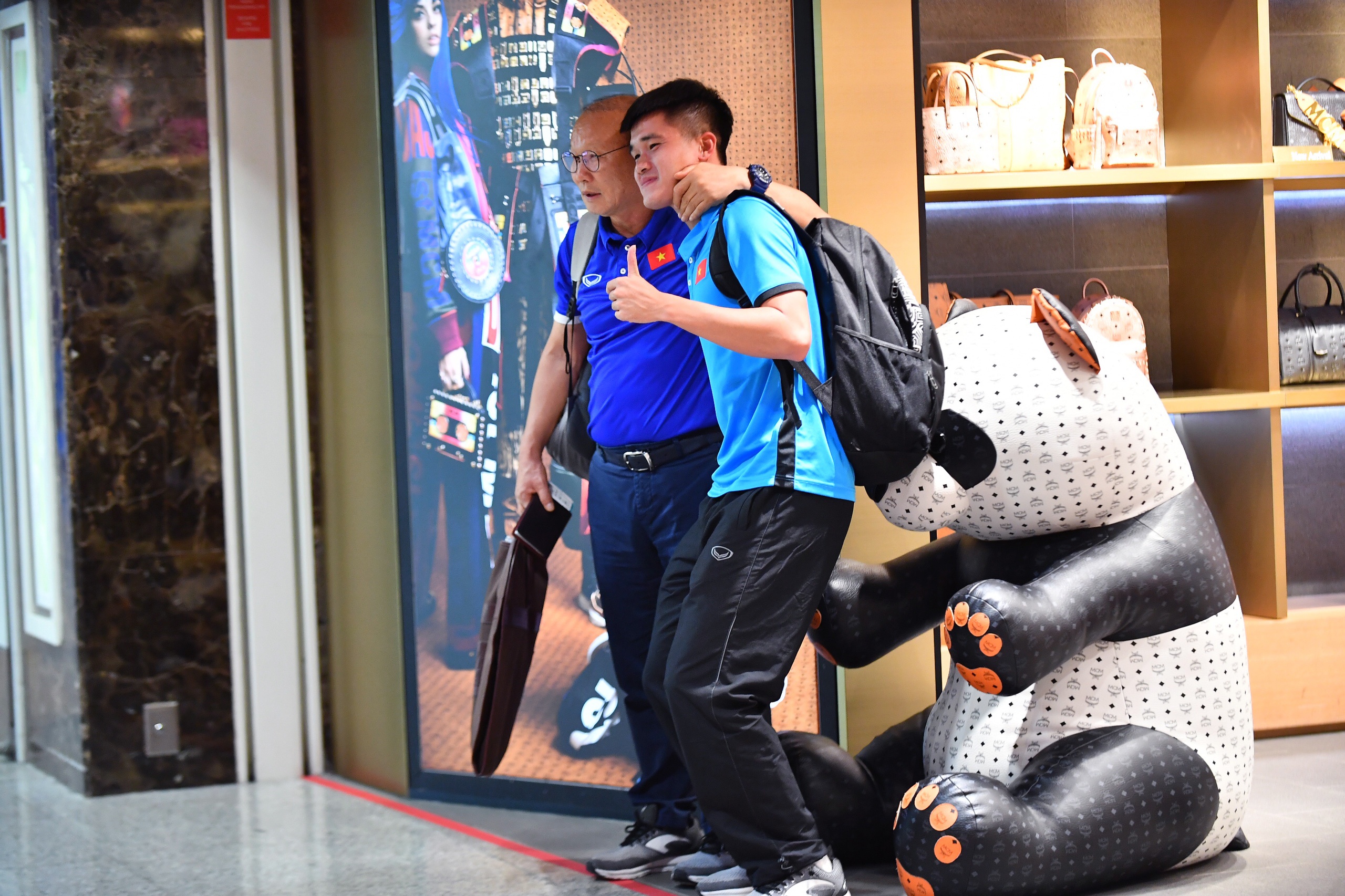 đội tuyển Việt Nam, HLV Park Hang-seo, Hà Đức Chinh, sân bay ảnh 1 doi tuyen Viet Nam, HLV Park Hang-seo, Ha Duc Chinh, san bay anh 1