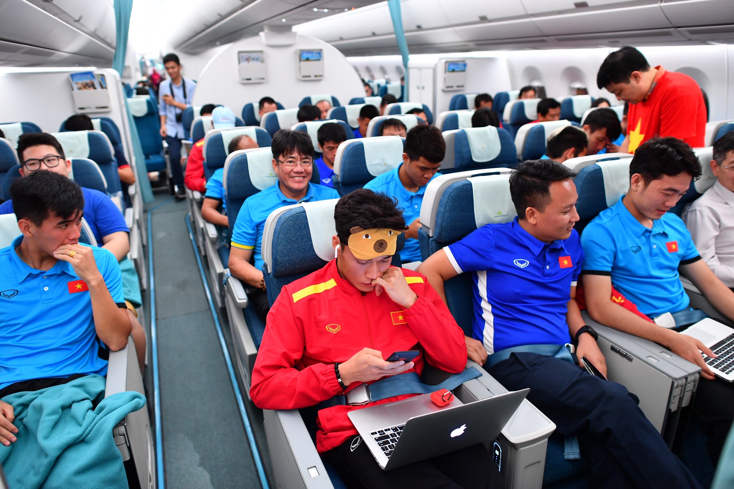 đội tuyển Việt Nam, HLV Park Hang-seo, Hà Đức Chinh, sân bay ảnh 6 doi tuyen Viet Nam, HLV Park Hang-seo, Ha Duc Chinh, san bay anh 6